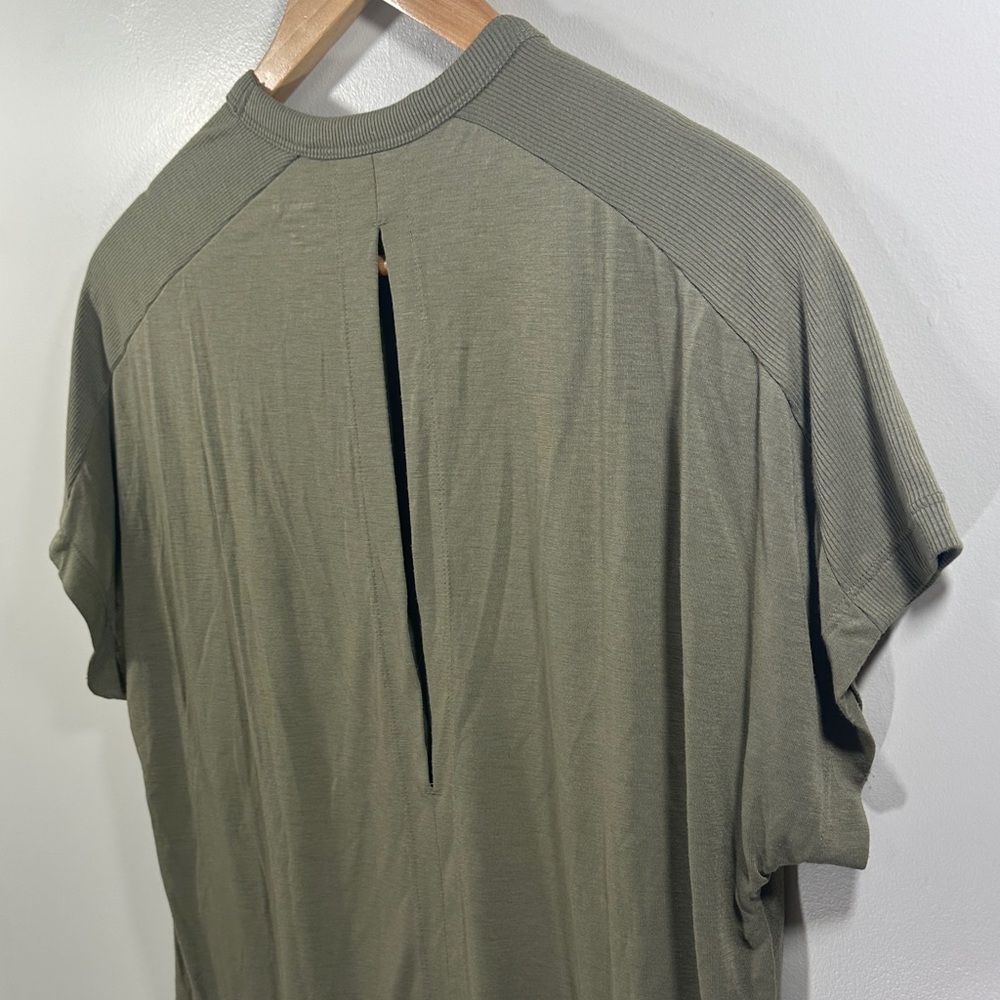 Old Navy Active Woman's Ultralite Go-Dry Olive Green Open Back Workout Tee XS - Picture 5 of 6